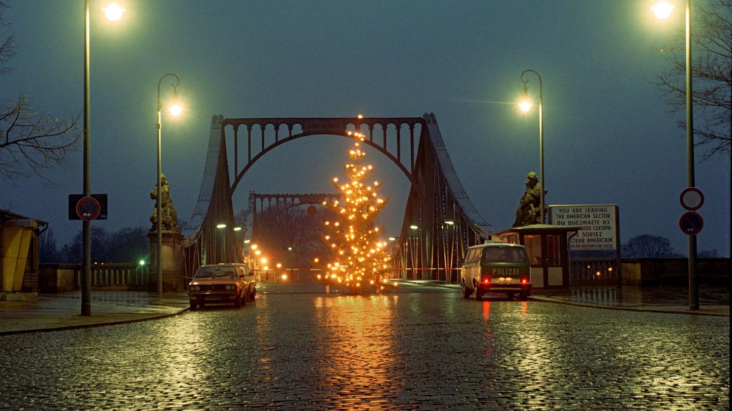 Jedes Jahr lässt der Westberliner Senat auch an der weltberühmten Glienicker Brücke an der Grenze zu Potsdam einen leuchtenden Baum aufstellen, hier eine Aufnahme von 1987