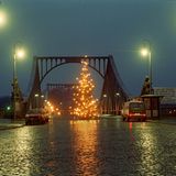 Jedes Jahr lässt der Westberliner Senat auch an der weltberühmten Glienicker Brücke an der Grenze zu Potsdam einen leuchtenden Baum aufstellen, hier eine Aufnahme von 1987