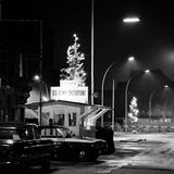 Der mit Weihnachtsbäumen geschmückte Checkpoint Charlie am 16. Dezember 1962