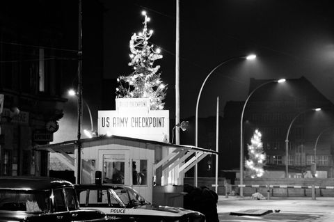 Der mit Weihnachtsbäumen geschmückte Checkpoint Charlie am 16. Dezember 1962