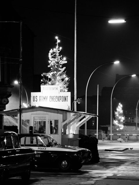 Der mit Weihnachtsbäumen geschmückte Checkpoint Charlie am 16. Dezember 1962