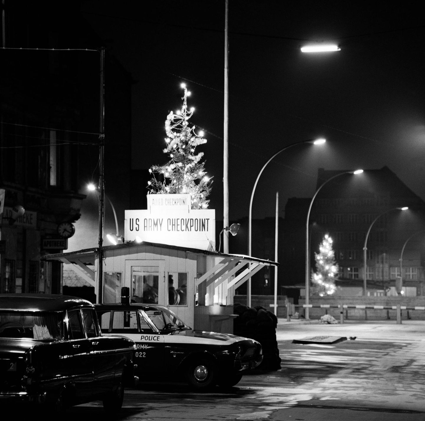 Der mit Weihnachtsbäumen geschmückte Checkpoint Charlie am 16. Dezember 1962