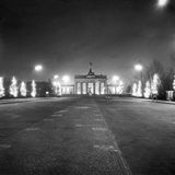 Entlang der Straße des 17. Juni leuchten am 17. Dezember 1961 Dutzende Weihnachtsbäume. Vor dem Brandenburger Tor verläuft die Zonengrenze