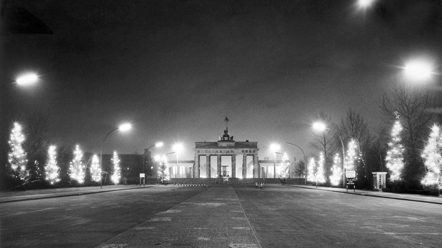 Entlang der Straße des 17. Juni leuchten am 17. Dezember 1961 Dutzende Weihnachtsbäume. Vor dem Brandenburger Tor verläuft die Zonengrenze