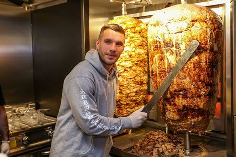 Lukas Podolski ist unter anderem für eine Dönerkette bekannt.