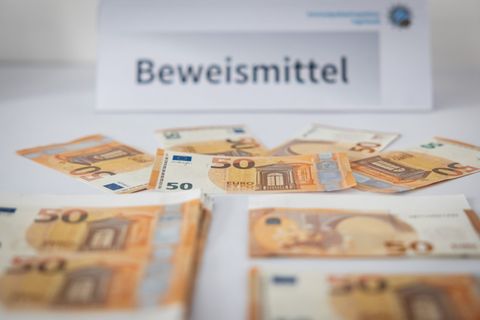 Die Polizei spricht von einem großen Ermittlungserfolg. Foto: Daniel Karmann/dpa