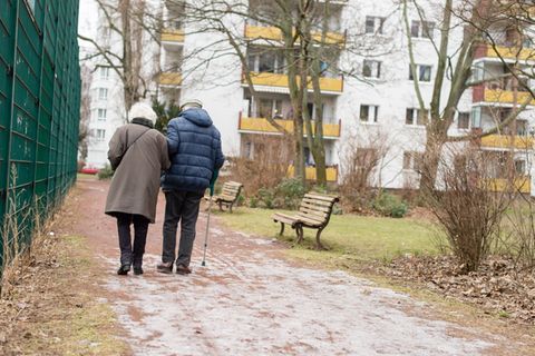 Auch viele ältere Berliner sind von Armut betroffen. (Archivbild) Foto: picture alliance / Sebastian Gollnow/dpa