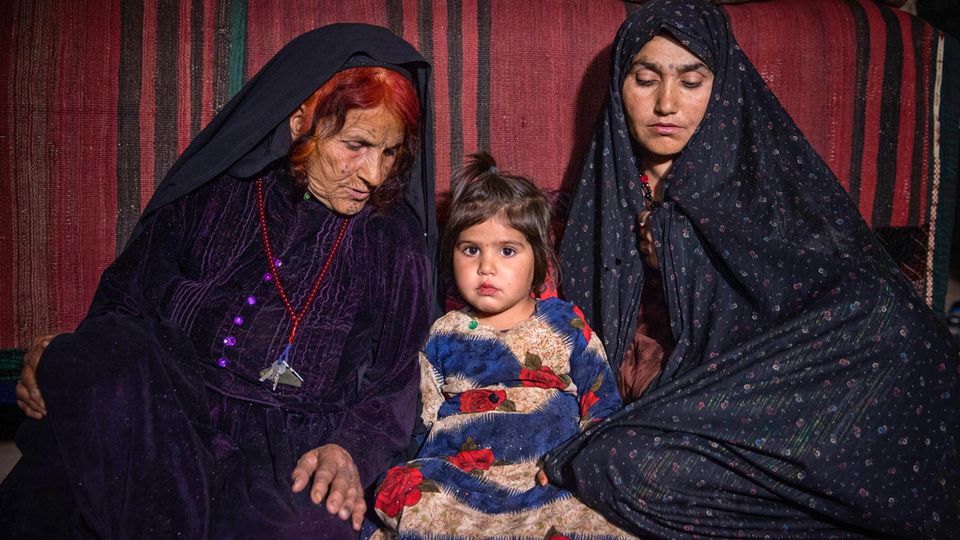 Ein afghanisches Mädchen in der Mitte zwischen Großmutter und Mutter