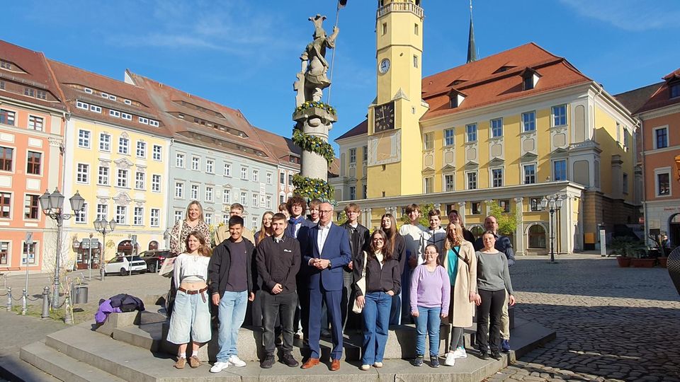 Jugendvertretungen aus drei Städten auf dem Rathausvorplatz in Bauzen