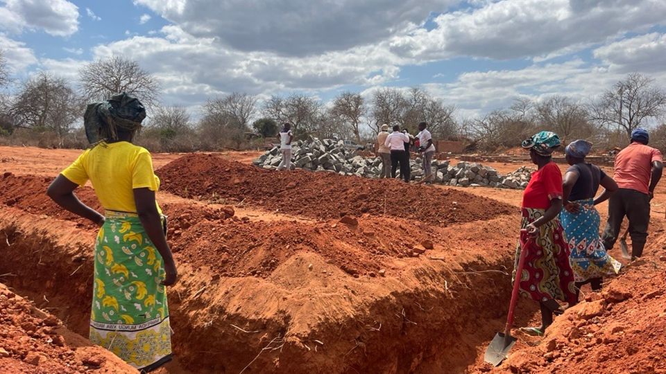 Familien aus dem Ort Nzou Mounza in Kenia heben das Fundament für die neue Schule des Ortes aus