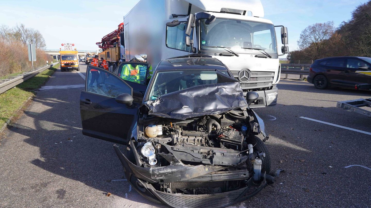 Die A81 ist nach einem Unfall gesperrt worden. Foto: Andreas Rosar/dpa