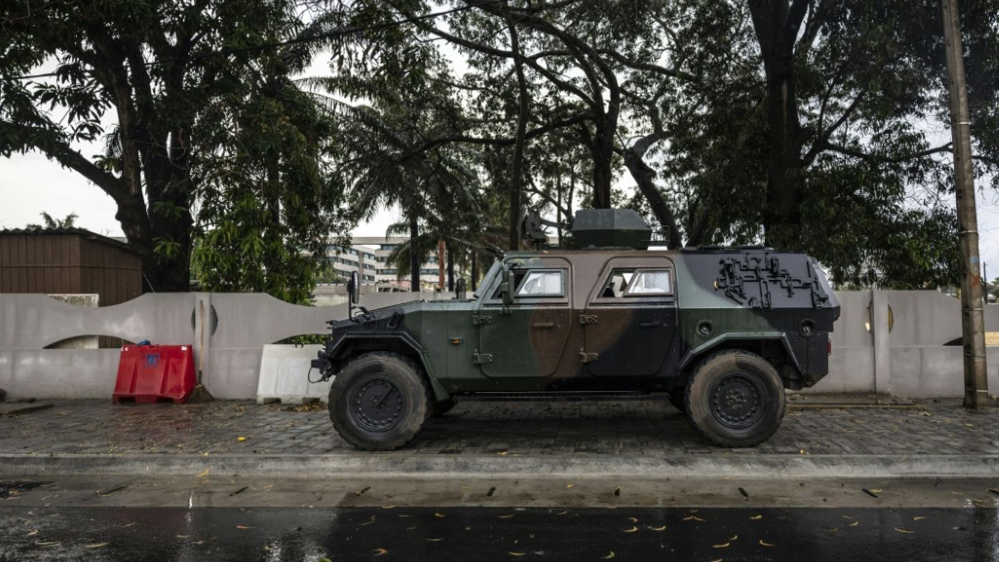Gepanzertes Fahrzeug vor Gebäude des Senders Benin TV