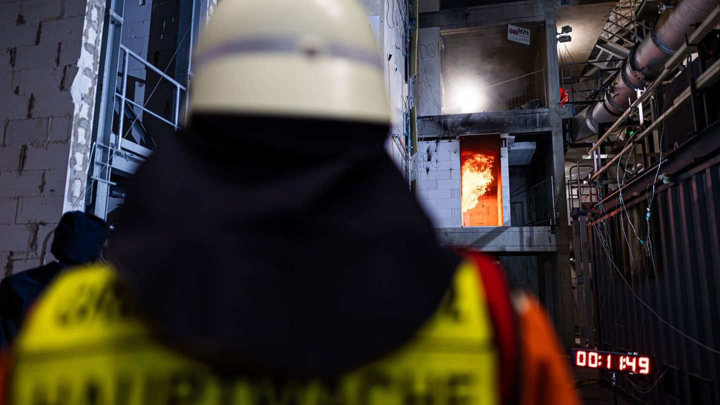 Wie lässt sich ein Treppenhaus als einziger Rettungsweg sichern? Foto: Moritz Frankenberg/dpa
