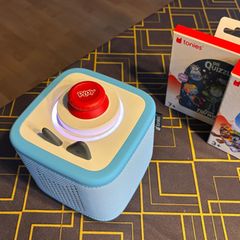 Toniebox 2 Test: Blaue Toniebox 2 mit Play-Controller