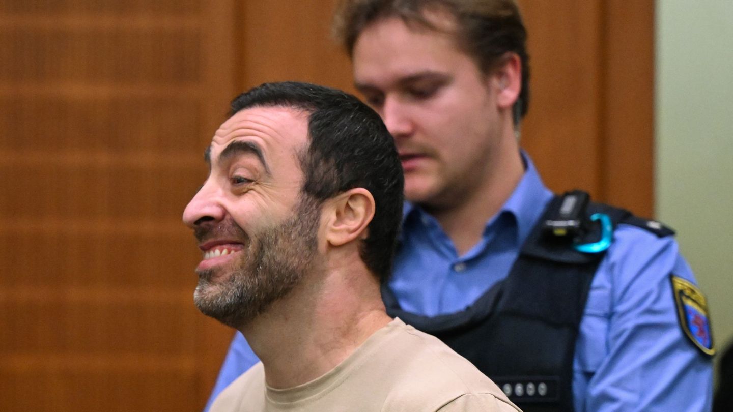 Einer der drei Angeklagten, der Armenier Vardges I., wird ins Gericht geführt. Foto: -/POOL/AFP/dpa