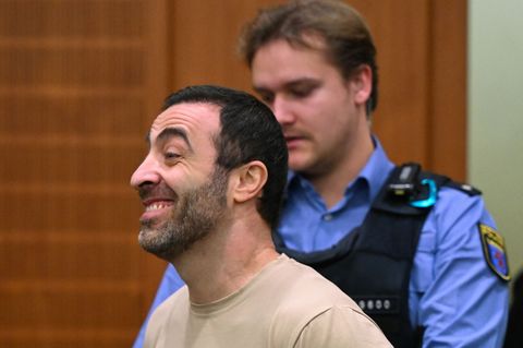 Einer der drei Angeklagten, der Armenier Vardges I., wird ins Gericht geführt. Foto: -/POOL/AFP/dpa