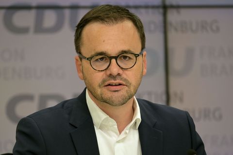 Der CDU-Fraktionschef im Landtag von Brandenburg, Jan Redmann, beklagt, dass verbindliche Vorgaben für eine monatliche Meldepfli