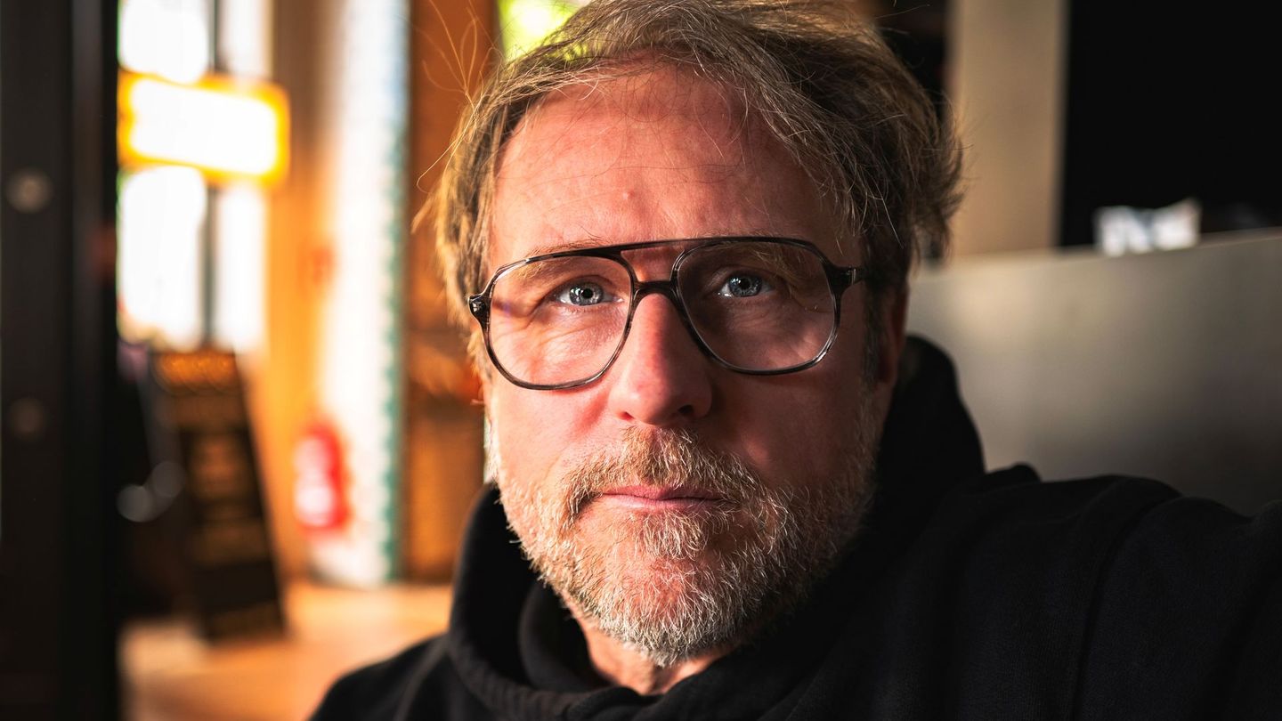 Im ARD-Film "Prange – Man ist ja Nachbar" spielt Bjarne Mädel den Titelhelden in einem Weihnachtsfilm der besonderen Art. Die Menschen in dieser Hamburger Mietshaus-Tragikomödie sind Singles oder Suchende.