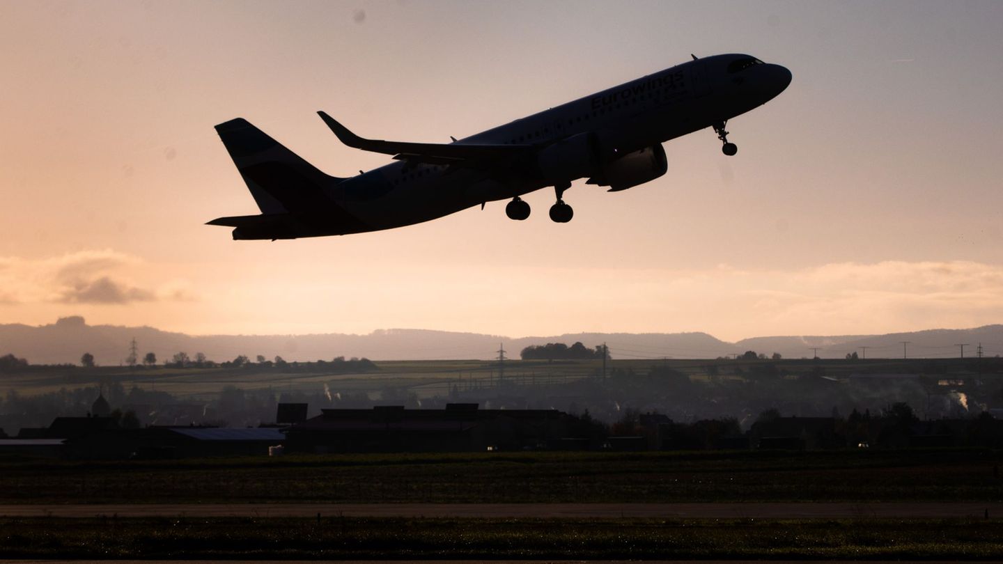 Bundespolizisten haben einen mutmaßlichen Messerangreifer am Stuttgarter Flughafen festgenommen. (Symbolbild) Foto: Christoph Sc