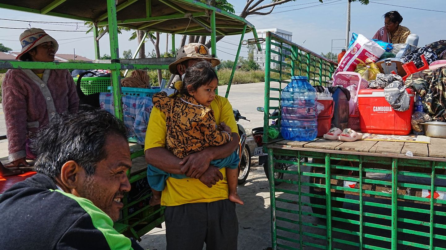 Kambodschaner aus den Dörfern nahe der Grenze zu Thailand sind erneut auf der Flucht. Foto: Heng Sinith/AP/dpa