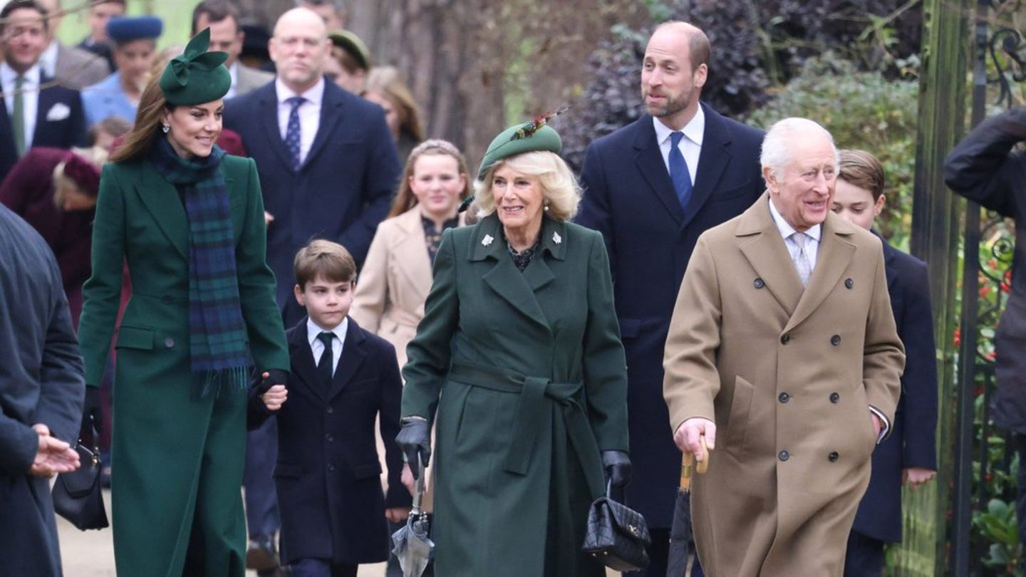 König Charles III. und Königin Camilla (vorne) beim traditionellen Weihnachtsspaziergang der Royals im vergangenen Jahr in San