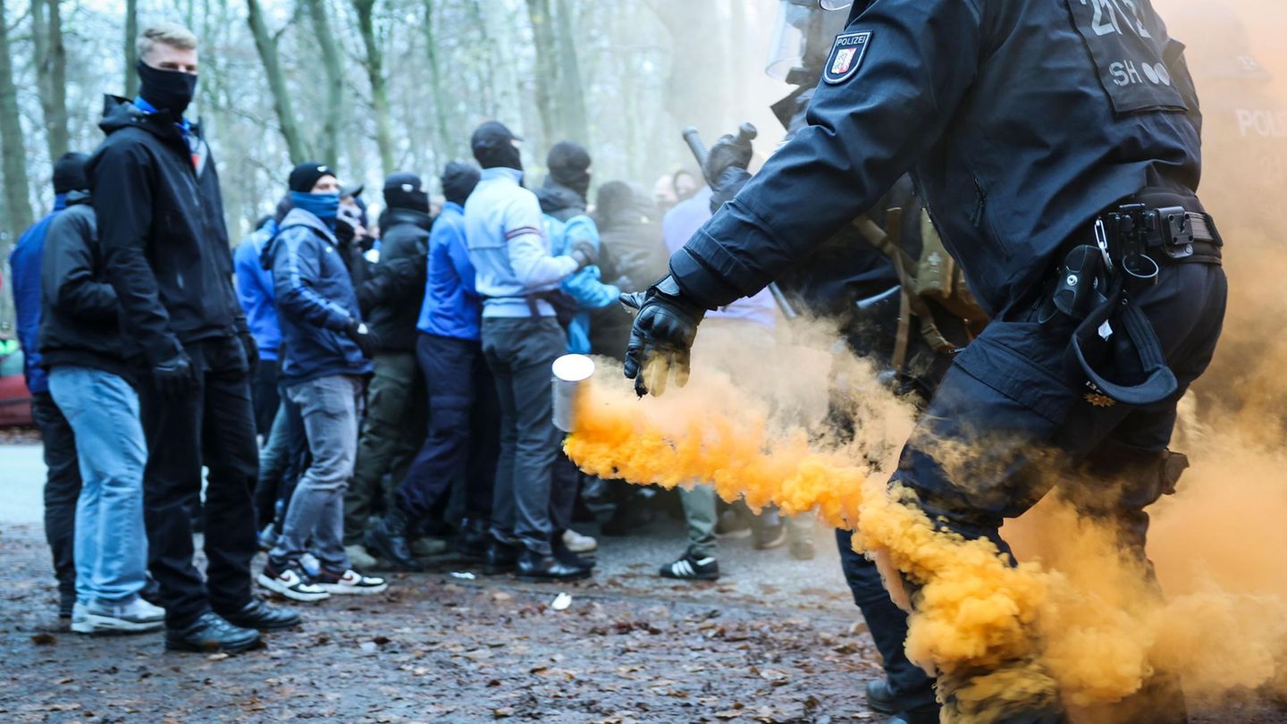 Kiel, Deutschland. Für Polizistinnen und Polizisten sind Fußballspiele immer wieder heikle Einsätze. Kein Wunder also, dass sie trainiert werden müssen. Am Dienstag probten mehr als 600 Einsatzkräfte von Bundes- und Landespolizei im Kieler Stadtgebiet mögliche Szenarien