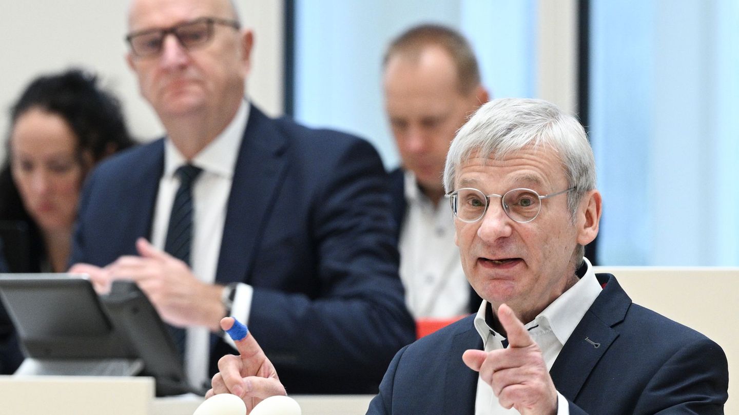 AfD-Fraktionschef Berndt (vorne) will Brandenburgs SPD-Regierungschef Woidke (links) zur Vertrauensfrage bewegen. Damit soll gek