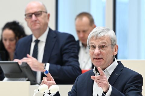 AfD-Fraktionschef Berndt (vorne) will Brandenburgs SPD-Regierungschef Woidke (links) zur Vertrauensfrage bewegen. Damit soll gek