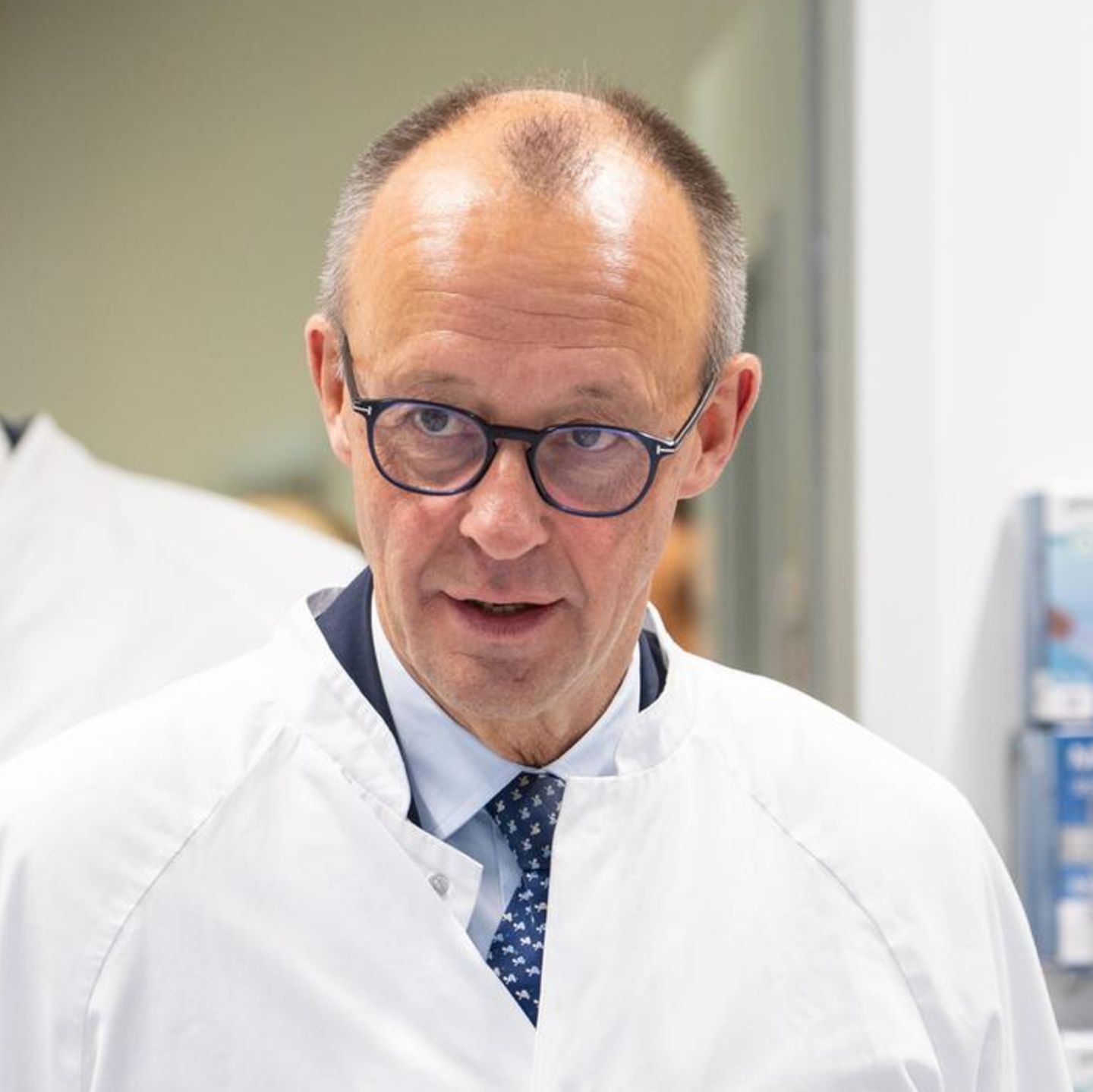 Kanzler Merz in einem Medizin-Forschungsinstitut: Die Regierung will steigende Kassenbeiträge verhindern