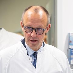 Kanzler Merz in einem Medizin-Forschungsinstitut: Die Regierung will steigende Kassenbeiträge verhindern