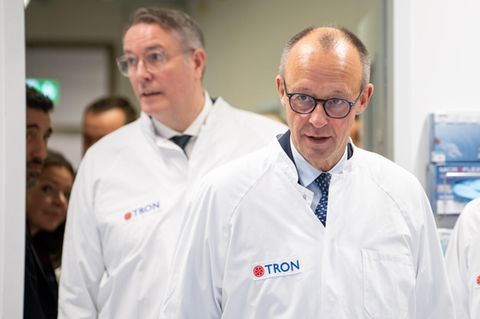 Kanzler Merz in einem Medizin-Forschungsinstitut: Die Regierung will steigende Kassenbeiträge verhindern