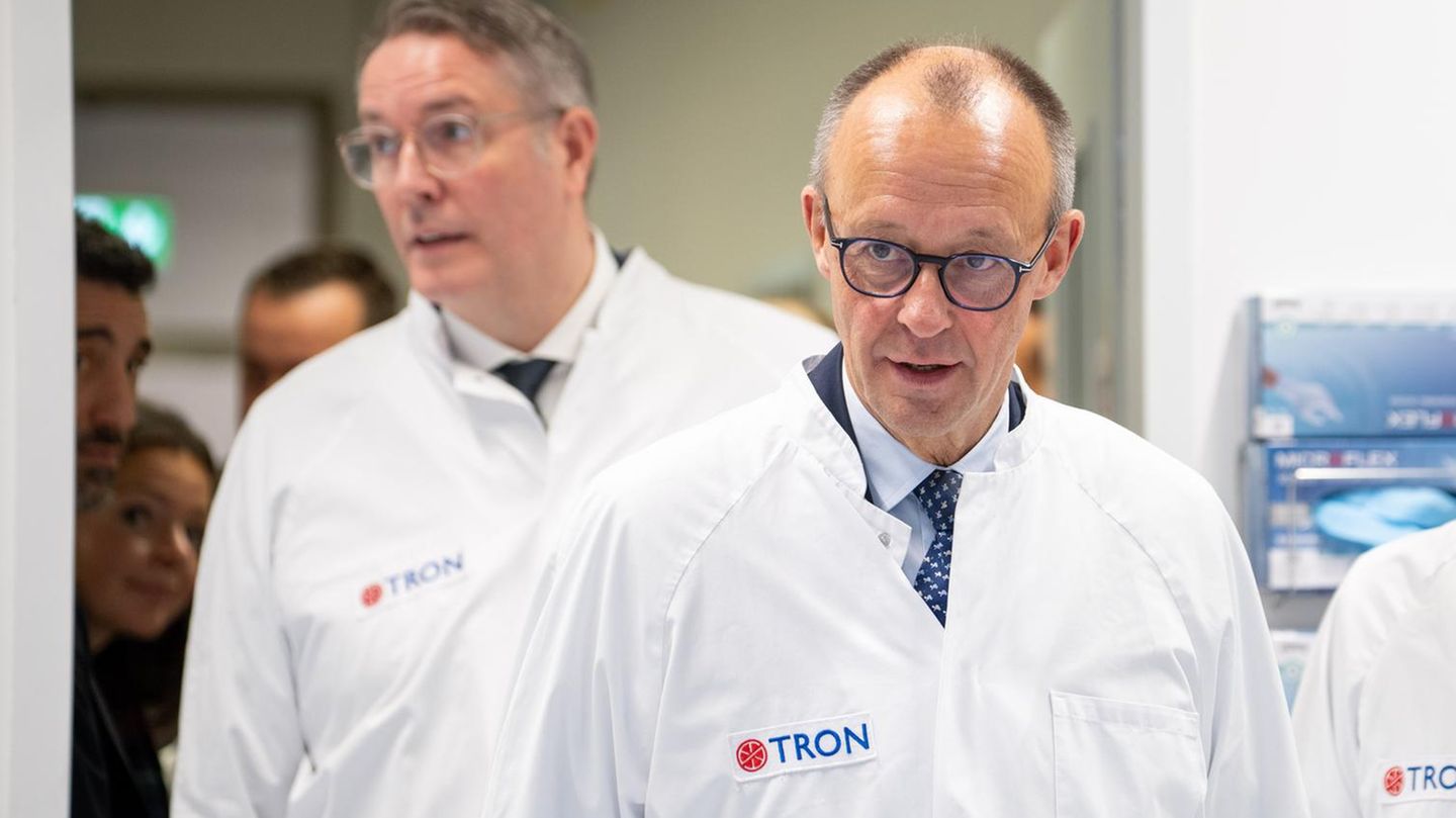 Kanzler Merz in einem Medizin-Forschungsinstitut: Die Regierung will steigende Kassenbeiträge verhindern