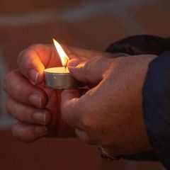 Jedes Jahr wird verstorbenen Kindern am zweiten Sonntag im Dezember gedacht. (Symbolbild) Foto: Stefan Sauer/dpa