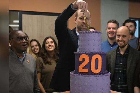 Prinz William wurde mit einer mehrstöckigen Torte überrascht.
