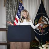 Monica Crowley an einem Rednerpult