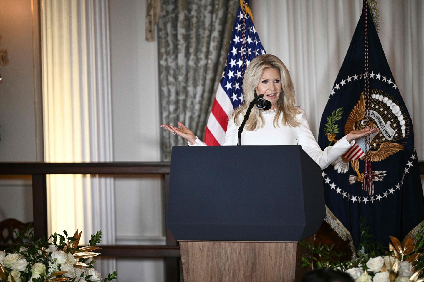 Monica Crowley an einem Rednerpult