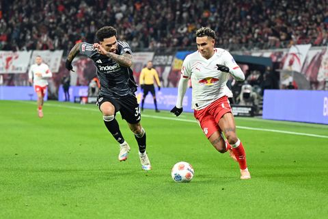 Antonio Nusa (RB Leipzig/r.) fällt verletzt aus. (Archivbild) Foto: Jennifer Brückner/dpa