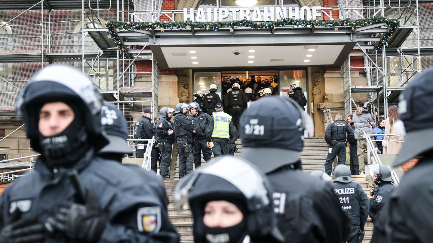 In einer Übung wurde der Fußballfernreiseverkehr geübt. Foto: Christian Charisius/dpa