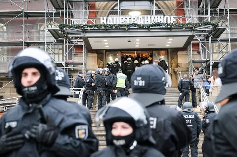 In einer Übung wurde der Fußballfernreiseverkehr geübt. Foto: Christian Charisius/dpa