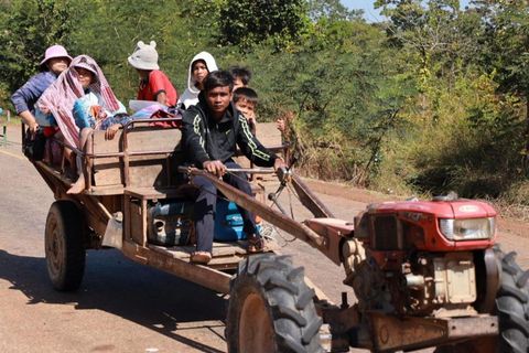 Kambodschanische Dorfbewohner fliehen aus der umkämpften Grenzregion zu Thailand