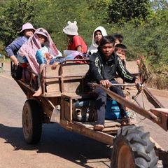 Kambodschanische Dorfbewohner fliehen aus der umkämpften Grenzregion zu Thailand