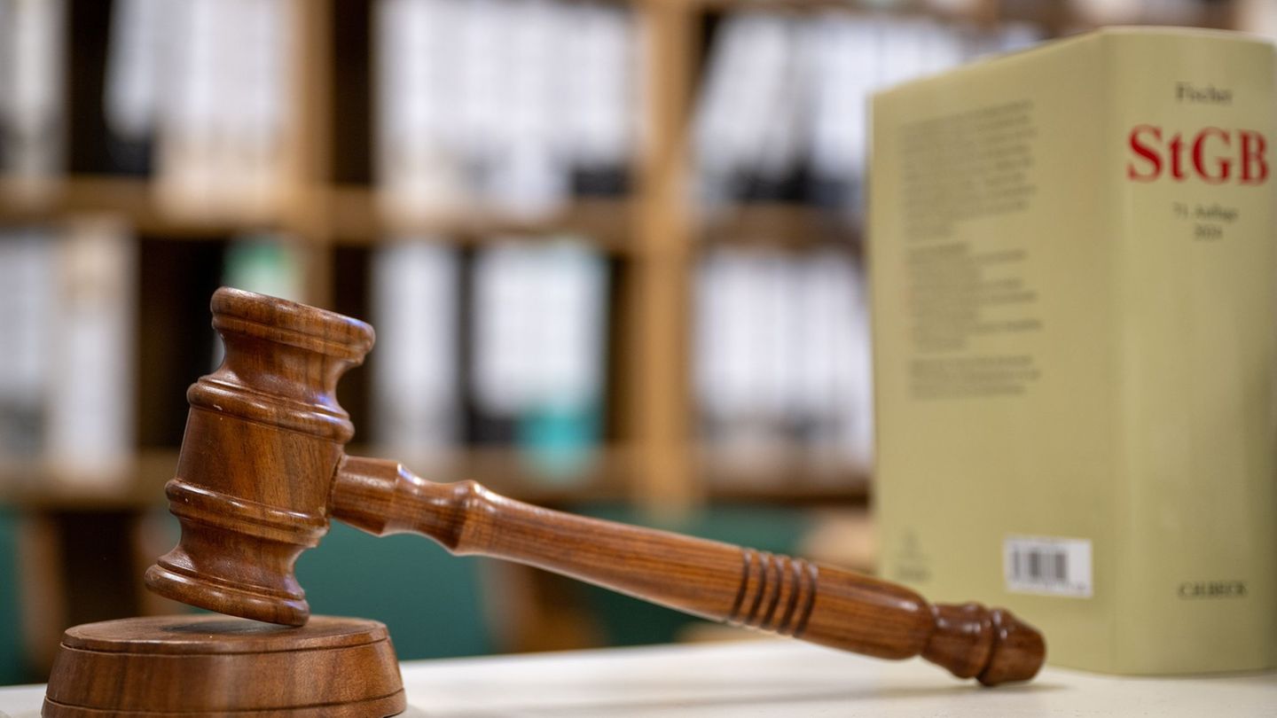 Ein Berufsverbot hielt das Gericht trotz der Schwere des Falls nicht für erforderlich, dem Beamten drohen jedoch disziplinarrech