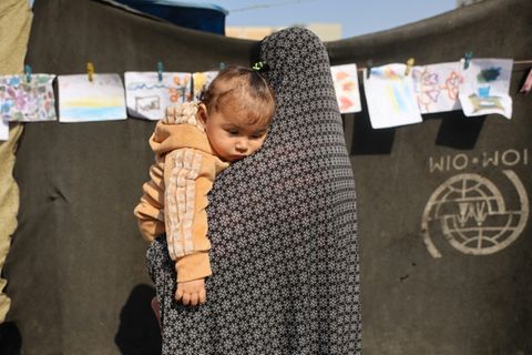 Frau mit Kind in der Stadt Gaza