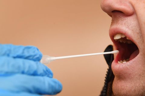Zum Vaterschaftstest gehört die Speichelprobe (Archivbild)