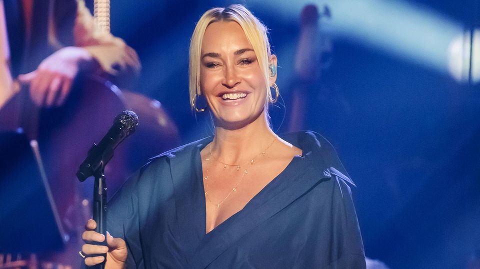 Sarah Connor hinter dem Mikrofon