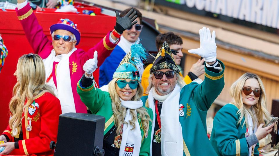 Familie Geiss auf einem Wagen