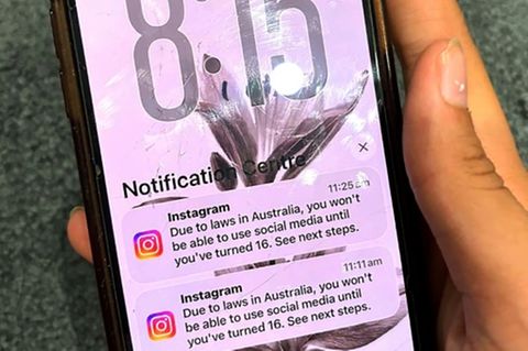 Handy-Nachricht an Teenager über Social-Media-Verbot