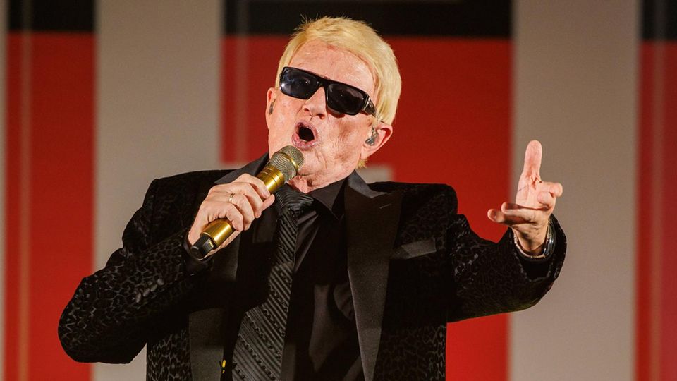 Heino singend mit Mikrofon