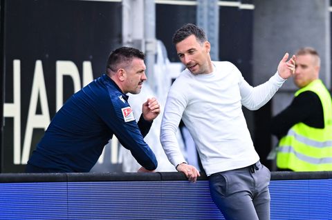 Zlatan Bajramovic (l.) gilt als enger Vertrauter von KSC-Chefcoach Christian Eichner. (Archivbild) Foto: Silas Schueller/DeFodi