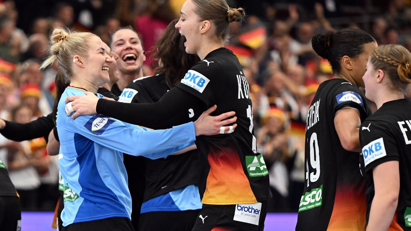 Die deutschen Handballerinnen bejubeln ihren Halbfinaleinzug. Foto: Federico Gambarini/dpa
